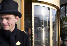 revolving-security-door-at-hotel-entrance