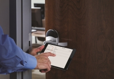 user-programs-electronic-access-device-on-a-door
