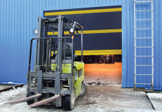 forklift-outside-high-speed-door